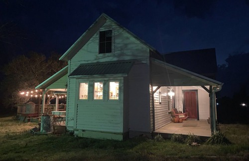 Fayetteville Casa | Antique Show Availability Guest Favorite!
