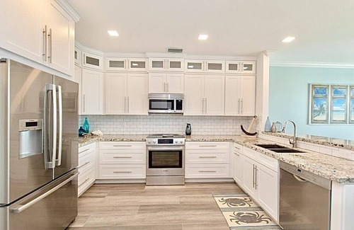 Marathon Villa | ANY DAY CHECK-IN TIL DEC! Dock/Private Pool! Elevator! Walk to Beach! 5/5 Villa!