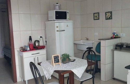 Maringa Apartamento | Ap08 red space air conditioning Queen bed