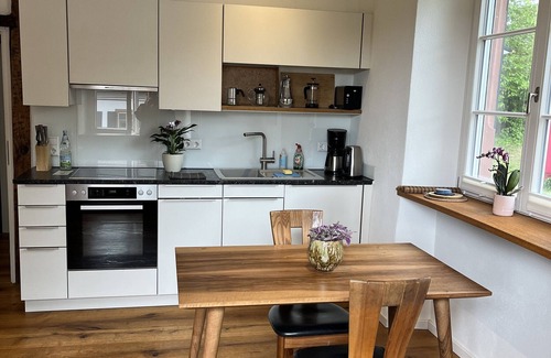 Muellheim Apartamento | Apartment 'Fewo Oskar' with Mountain View, Private Terrace and Wi-Fi