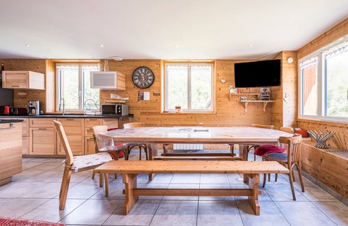 Saint-Colomban-des-Villards Apartamento | Apartamento 'Breizh Chalet - 14 Personnes' con vistas a la montaña, terraza privada y Wi-Fi