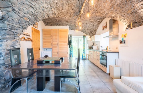 Saint-Colomban-des-Villards Apartamento | Apartamento 'Breizh Chalet - 6 Personnes' con vistas a la montaña, jardín privado y Wi-Fi