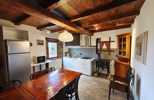 Madonna Dei Fornelli Apartamento | Apartamento renovado en la antigua casa de piedra "casa vieja" con piscina, sauna y jardín