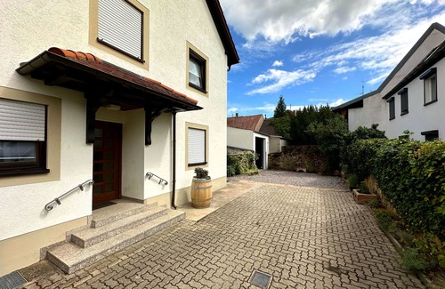 Neustadt-Hambach Casa | Apartment Eichstraße 1a - Central in Hambach with castle view