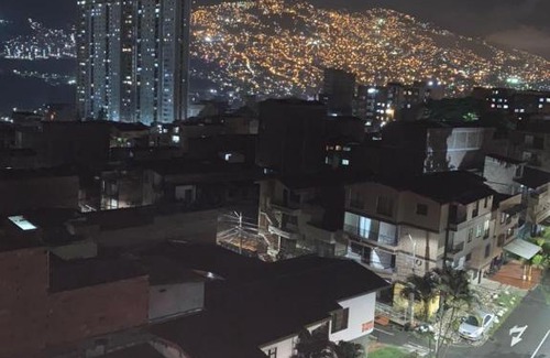 Bello Apartamento | Aparataestudio Tipo Loft Moderno , cerca de la estacion del metro