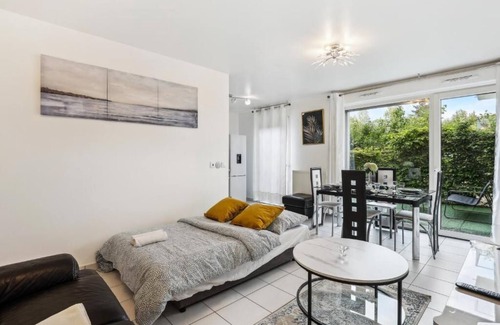 Bourgogne Apartamento | Apart-Chic-Les-Ulis with terrace and parking.