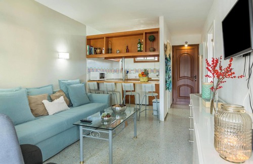 Playa del Aguila Apartamento | Apartamento "Soraya" en la playa con vistas al mar, Wi-Fi, piscina y jardín
