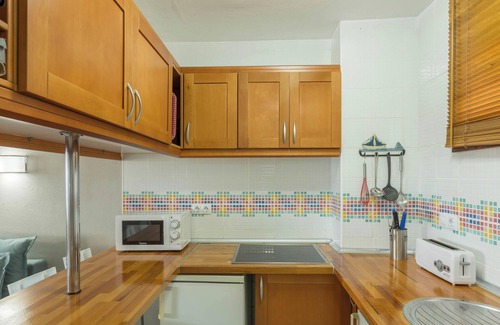 Playa del Aguila Apartamento | Apartamento "Soraya" en la playa con vistas al mar, Wi-Fi, piscina y jardín