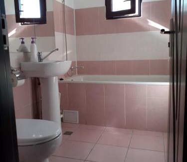 Onesti Apartamento | Apartament Cristina cu doua dormitoare & balcon & parcare