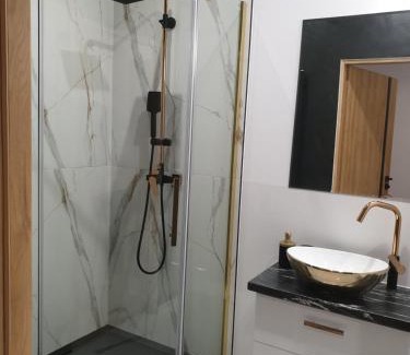 Szczawno-Zdroj Apartamento | Apartament CzarnoRóżowy