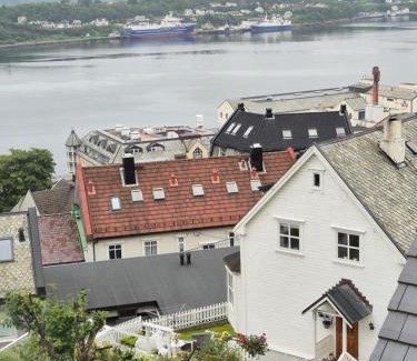 Alesund Apartamento | APARTAMENT - Duże mieszkanie w centrum Ålesund
