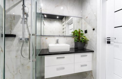 Bierutowice Apartamento | Apartament Górski Horyzont - z widokiem na śnieżkę i prywatnym parkingiem by SpaceApart