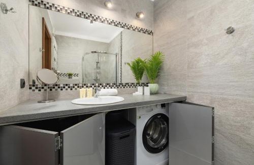Lagiewniki Apartamento | Apartament w Spokojnej Okolicy z Parkingiem by Noclegi Renters