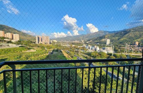 Niquia Apartamento | Apartamento a pasos del Metro y centro comercial - Vista - Parking - Gym