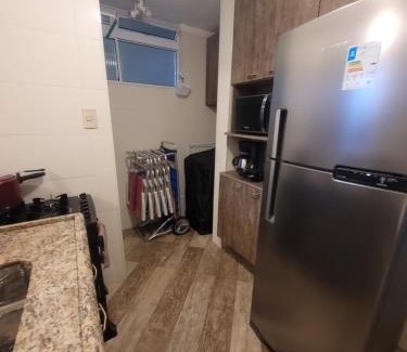 Guilhermina Apartamento | Apartamento Aconchego Frente Mar - Vila Guilhermina Praia Grande SP - Cozinha Completa - Climatizador de Ar - TV a Cabo - Wi-Fi