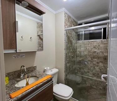 Guilhermina Apartamento | Apartamento Aconchego Frente Mar - Vila Guilhermina Praia Grande SP - Cozinha Completa - Climatizador de Ar - TV a Cabo - Wi-Fi