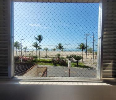 Guilhermina Apartamento | Apartamento Aconchego Frente Mar - Vila Guilhermina Praia Grande SP - Cozinha Completa - Climatizador de Ar - TV a Cabo - Wi-Fi
