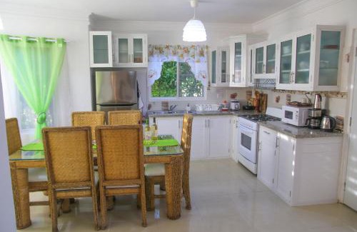 Juan Dolio Apartamento | Apartamento BOUTIQUE con encanto en Juan Dolio-Metro Country Club-CON PISCINA, SEGURIDAD PRIVADA, ENERGIA 24-7, CAMPO DE GOLF Y TENIS