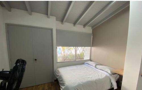 La Aguacatala Apartamento | Apartamento cerca al centro comercial Santafé A105 By Roots Rentals