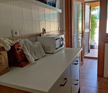 Costa Esuri Apartamento | Apartamento completo con piscina comunitaria y patio exterior
