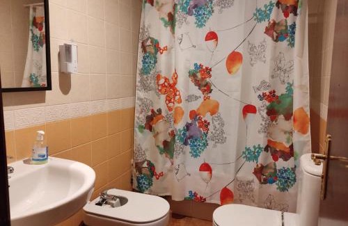 Costa Esuri Apartamento | Apartamento completo con piscina comunitaria y patio exterior
