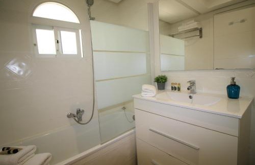 Urbanización Puerto de Estepona Apartamento | Apartamento con las mejores vistas al mar y jardines privados, perfecto para 4 personas