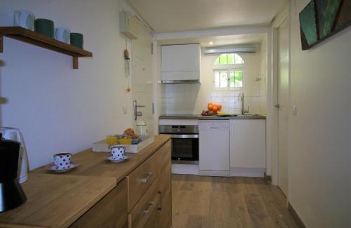 Urbanización Puerto de Estepona Apartamento | Apartamento con las mejores vistas al mar y jardines privados, perfecto para 4 personas