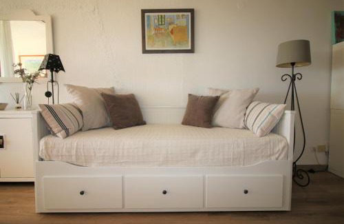 Urbanización Puerto de Estepona Apartamento | Apartamento con las mejores vistas al mar y jardines privados, perfecto para 4 personas