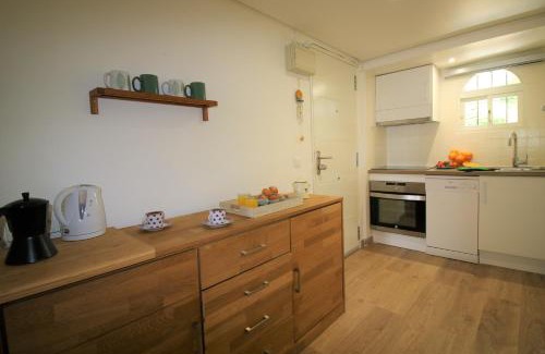 Urbanización Puerto de Estepona Apartamento | Apartamento con las mejores vistas al mar y jardines privados, perfecto para 4 personas