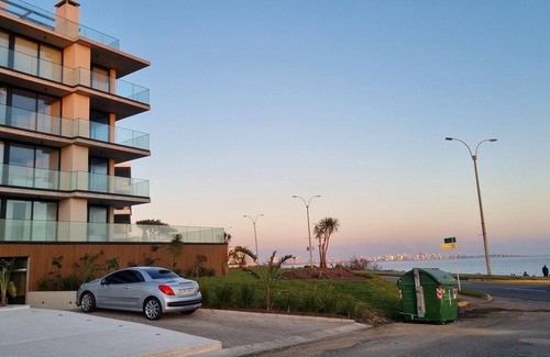 Punta del Este Apartamento | Apartamento con terraza frente a la playa. Parada 27 mansa
