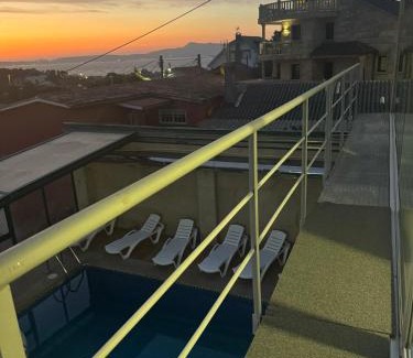 O Grove Apartamento | Apartamento Cubo de Cristal con piscina y vistas al mar