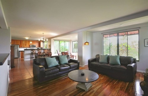 San Isidro Casa | ¡Lo mejor en vistas! 20 minutos al aeropuerto! Modern Cliff side Condo SanJose