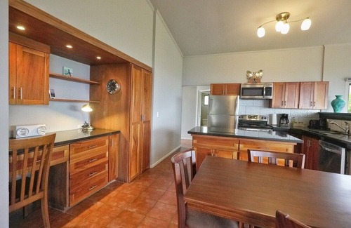San Isidro Casa | Modern Cliff-Side Apartment Overlooking SanJose 20 min al aeropuerto! Alajuela