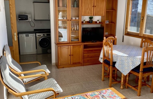 Biescas Apartamento | Apartamento en la montaña, garaje, piscina, barbacoa, pista de tenis, wifi.