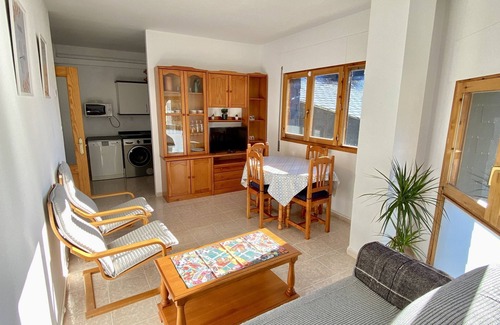 Biescas Apartamento | Apartamento en la montaña, garaje, piscina, barbacoa, pista de tenis, wifi.