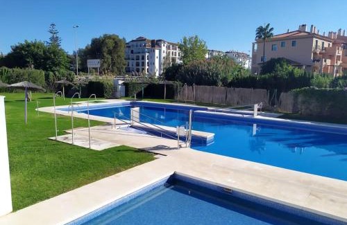 Castillo de Sabinillas Apartamento | Apartamento entero con solárium en Sabinillas, con piscina y al lado del Puerto de la Duquesa