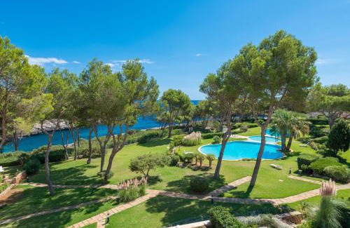 Cala Marcal Apartamento | APARTAMENTO "JARDI DEL REI COLAU" con piscinas y vistas al mar, 100m de la playa Cala Marsal