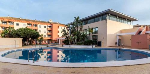 Punta Umbria Apartamento | Apartamento junto a la playa con piscina y parking