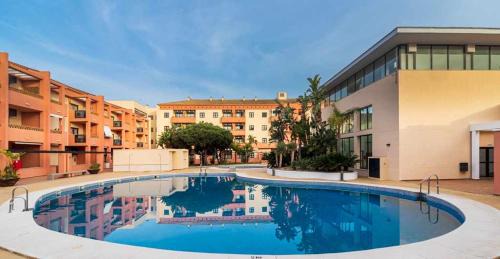 Punta Umbria Apartamento | Apartamento junto a la playa con piscina y parking