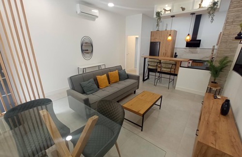 Distrito Noroeste Apartamento | Apartamento moderno junto a la estación de tren