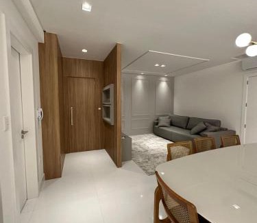 Andorinha Apartamento | Apartamento no coração de Meia Praia, com 4 Suítes e 3 vagas de garagem