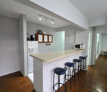 Jardim Sao Miguel Apartamento | Apartamento no Guarujá Praia da Enseada para até 6 pessoas, com Ar Condicionado, a 350 metros - 5 minutos a pé