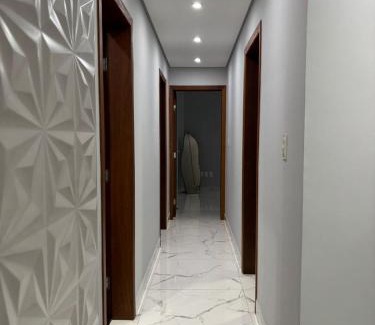 Joao Monlevade Apartamento | Apartamento novinho e central - 2 ou 3 quartos, 2 banheiros, elevador e estacionamento