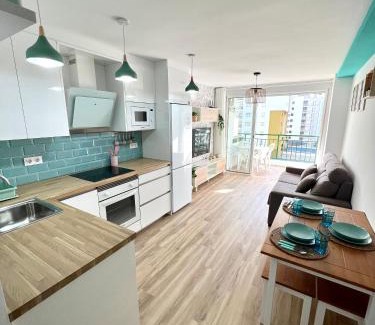 Peñíscola Apartamento | APARTAMENTO NUEVO CÉNTRICO en PRIMERA Línea de playa con vistas al Mar, Piscina, aire acondicionado y wifi