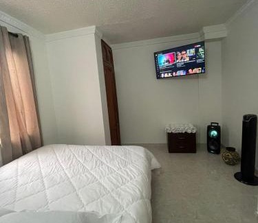 Palmira Apartamento | Apartamento para máx 5 personas, habitación privada con cama doble , habitación abierta con camarote y sofá cama, comodo, bonito, central, bien ubicado, en el centro de palmira