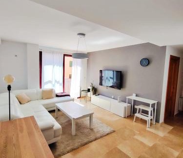 Figares Apartamento | Apartamento, piscina y parking Granada Tico Medina