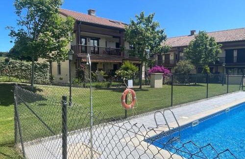 Prellezo Apartamento | Apartamento vacacional de 2 habitaciones con piscina