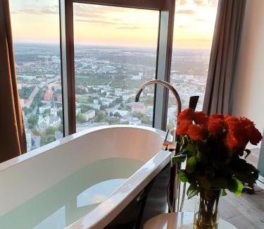 Krzyki Apartamento | Apartamenty Sky Tower z Jakuzzi Przy Oknie