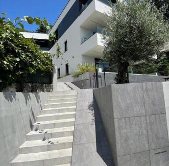 Sarsoni Apartamento | Aparthotel Villa V with breakfast and free parking