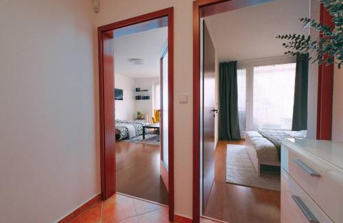 Prosek Apartamento | Apartmán u METRA, 4 hosté, parking free, blízko O2 arena